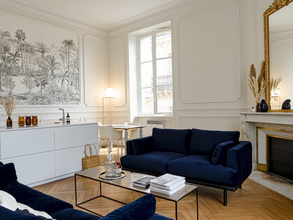 Salon d'un appartement bourgeois bordelais : parquet en point de Hongrie, moulures et cheminée en marbre
